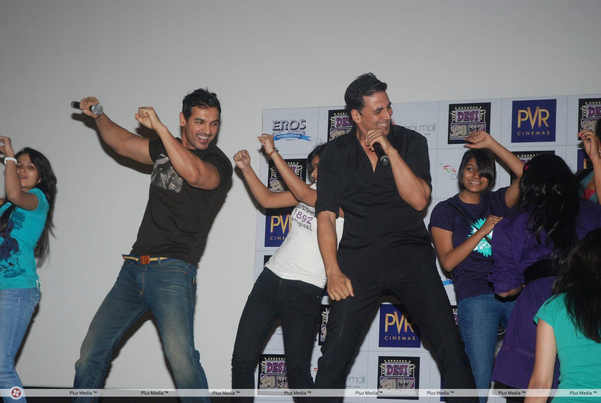 Akshay and John Promotes Desi Boyz at Oberoi Mall - Pictures | Picture 131065